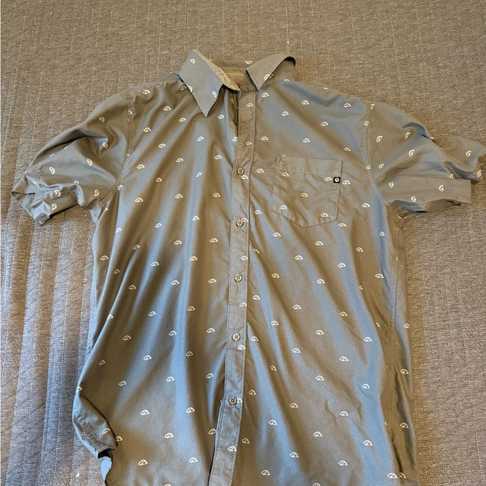 Men's AirExchange Perforated Short-Sleeve Shirt with tents design